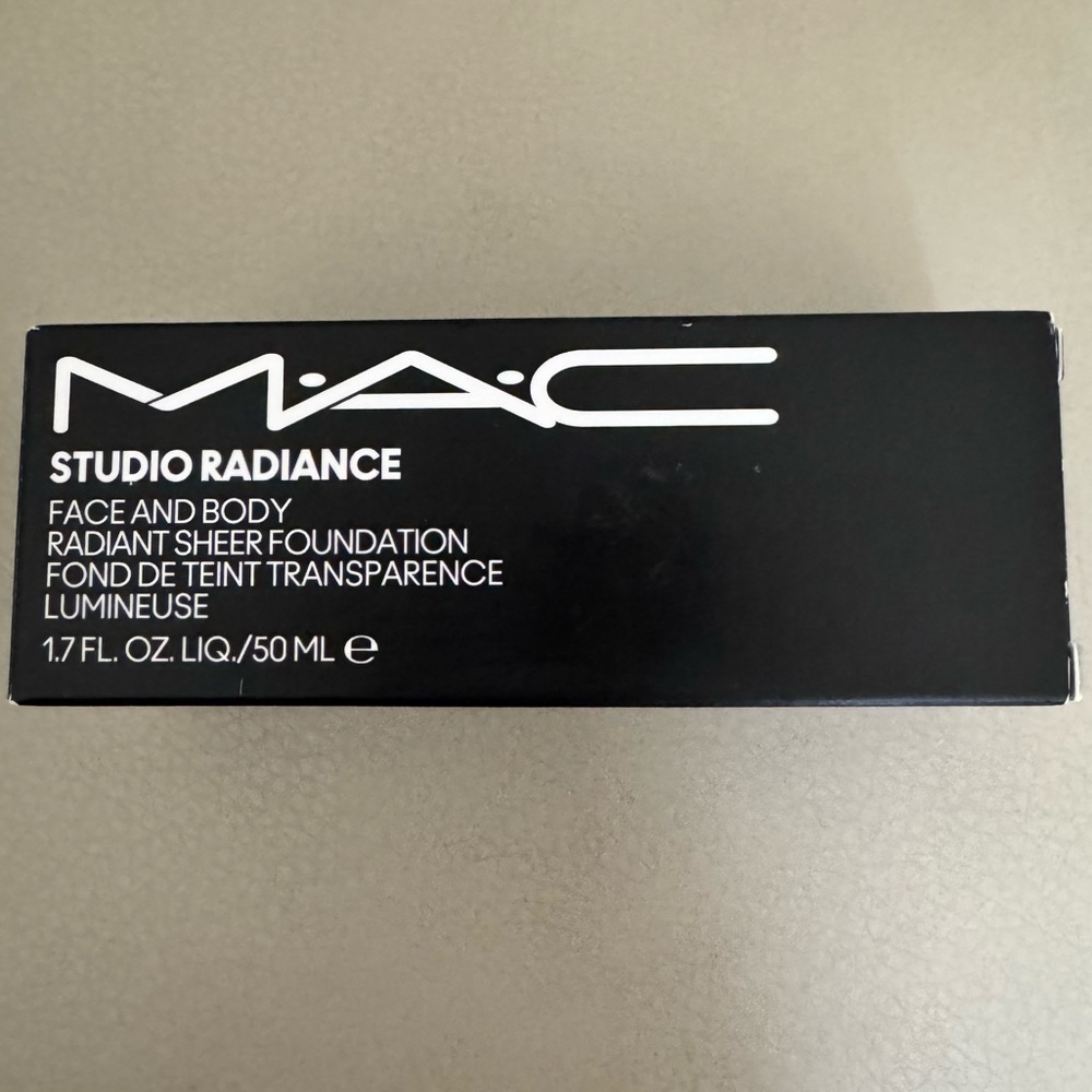 MAC STUDIO RADIANCE FACE AND BODY RADIANT SHEER
FOUNDATION W8